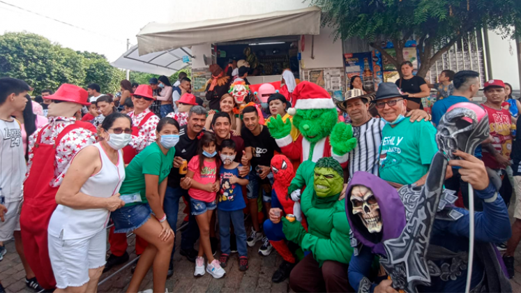 Los habitantes del barrio compartieron un rato agradable y recorrieron las calles con sus familias. 