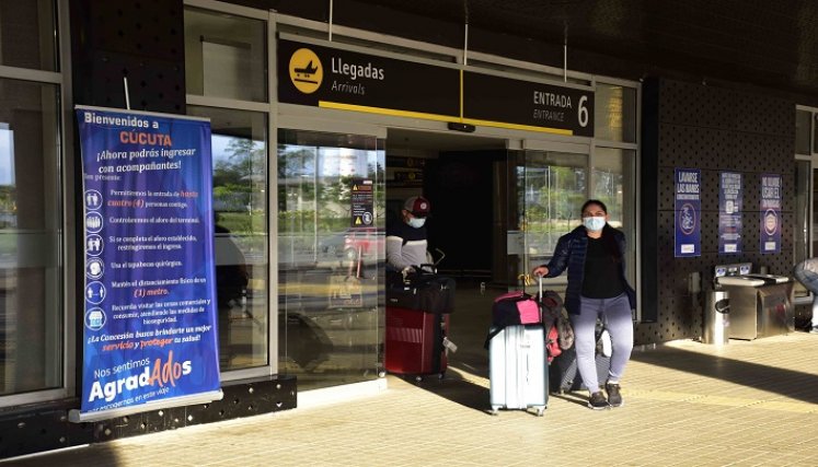 Para vuelos internacionales recomiendan estar 3 horas antes en el aeropuerto y para vuelos nacionales, dos horas antes. /Foto: Pablo Castillo