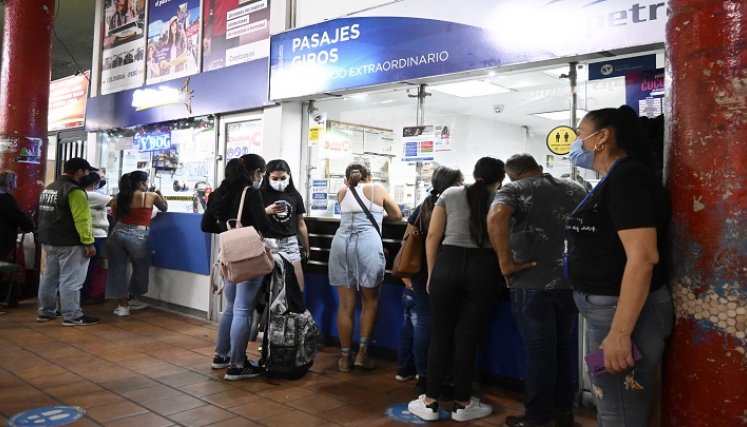 Los viajeros se movilizarán durante todo el fin de semana de Año Nuevo. / Foto: Jorge Gutiérrez / La Opinión 