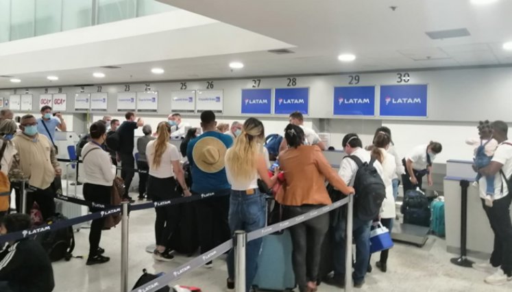 A pasajeros les cambiaron la hora del vuelo en el Camilo Daza, y nadie responde 