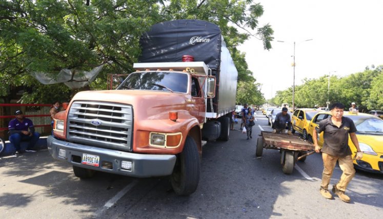 Motivados por la necesidad de retomar las operaciones comerciales y amparados en la legislación que lo permite, gremios y empresarios decidieron iniciar los trámites para hacer exportaciones e importaciones nuevamente 