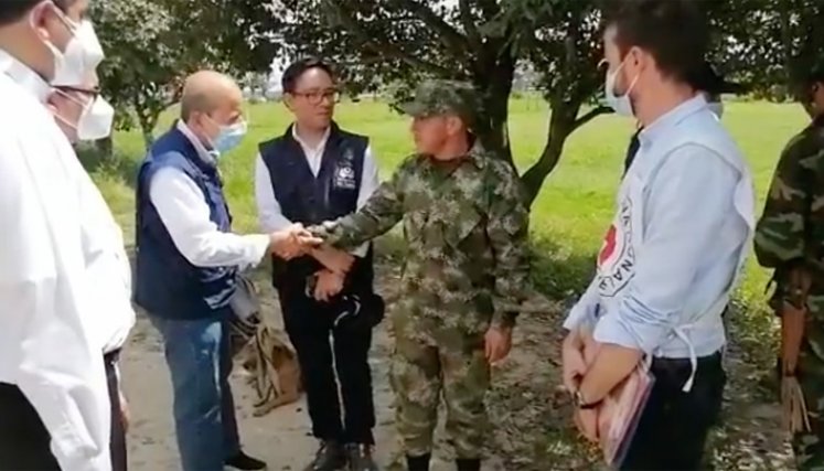 El militar fue examinado por el personal de salud del CICR, quien constató que se encontraba en adecuadas condiciones para su posterior trasladado hasta una zona urbana.