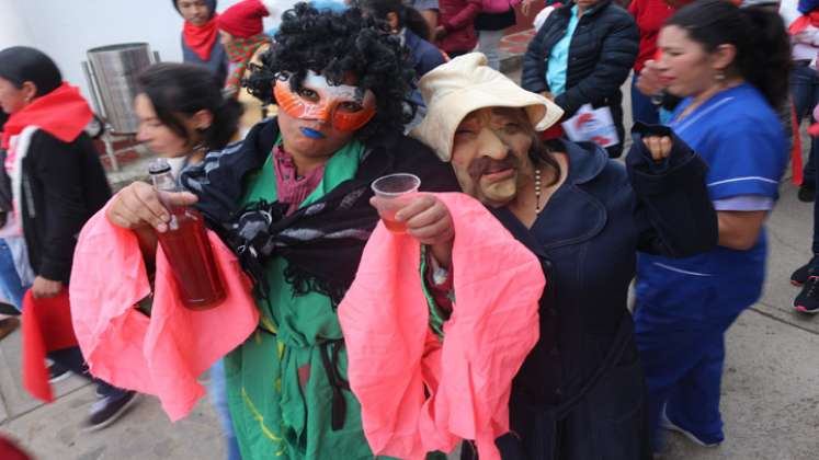 Todos los días las comunidades salen con comparsas y carrozas. Foto: Cortesía/La Opinión.