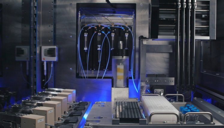 RoboRXN ahora ofrece soluciones químicas sostenibles que utilizan el aprendizaje automático para identificar y clasificar procesos enzimáticos eficaces y sostenibles. / Foto: Cortesía