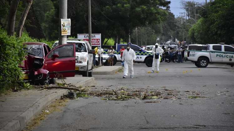 El vehículo en el que se movilizaban las víctimas terminó chocado contra un árbol.