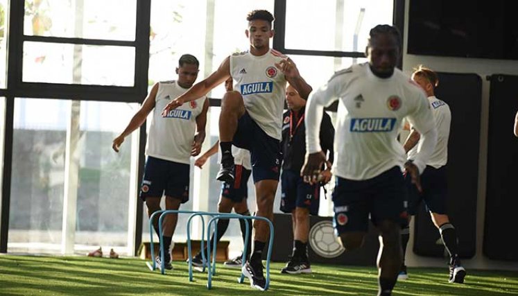 La selección colombiana de fútbol comenzó trabajos con estiramientos.
