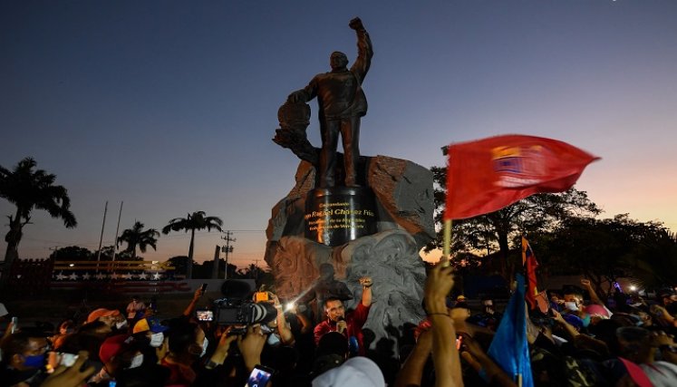 "¡Este domingo, arrasamos!", arengó Jorge Arreaza, el candidato del gobernante Partido Socialista Unido de Venezuela (PSUV). /AFP
