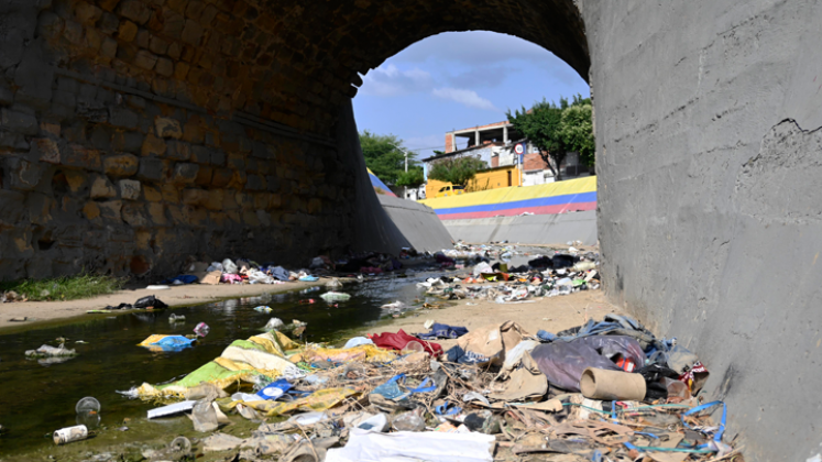 Con los días aumenta la cantidad de basuras en el lugar