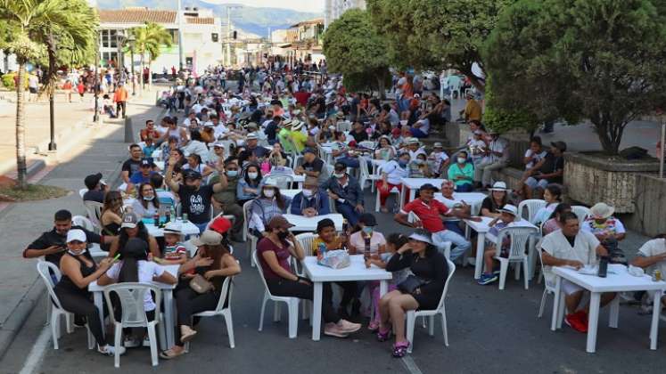 La gente disfruta en la Zona Cero.