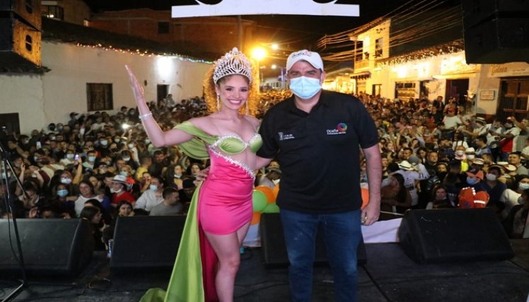 La joven estudiante de Comunicación Social de la seccional de la universidad Francisco de Paula Santander, Ánjela Camila Ribón Galvis, fue escogida por decreto como la reina central de los carnavales en Ocaña.