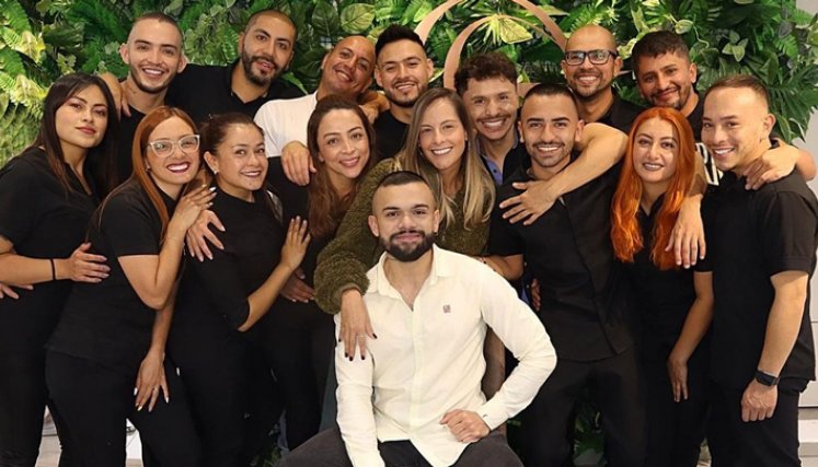 Exempleados de Mauricio Leal abrieron peluquería con apoyo de Laura Acuña
