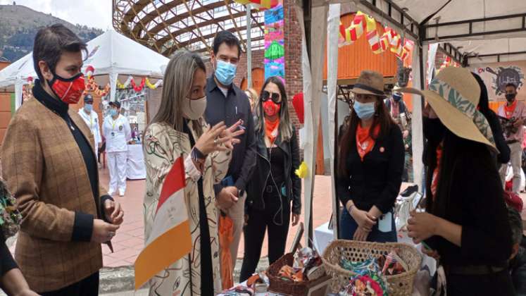 La viceministra recorrió los puntos de emprendimientos en Pamplona. Foto: Roberto Ospino/La Opinión.