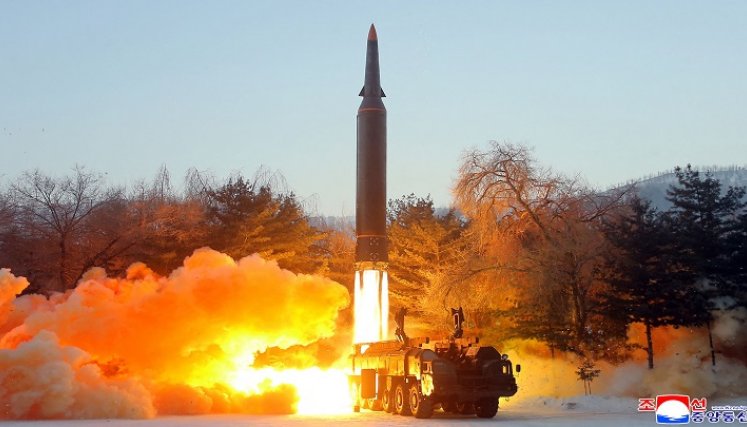 Corea del Norte lanzó un proyectil, al parecer balístico, hacia el mar del Este. /AFP