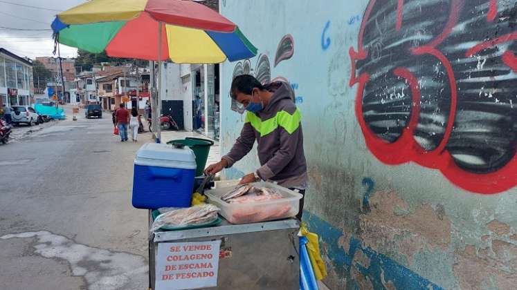 El esposo de Mariela recolecta las escamas para la preparación de la gelatina.