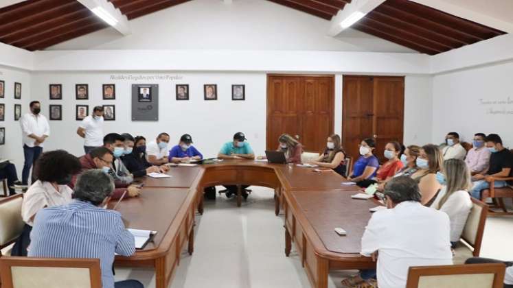 Se adelanta la socialización de los ejes temáticos.