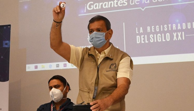 Por medio de balotas se sorteó la posición de los partidos en el tarjetón./Foto Jorge Gutiérrez-La Opinión