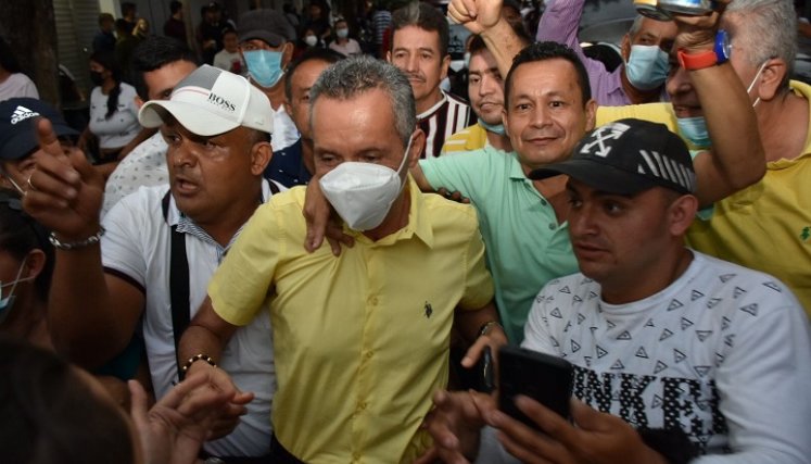 Carlos Julio Socha festejó anoche el fallo que le permite llegar por tercera vez a la Alcaldía. / Foto cortesía Carlos Julio Socha