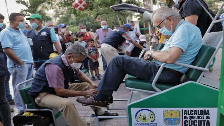 Entregan módulos nuevos para lustrabotas del parque Santander./Foto: cortesía