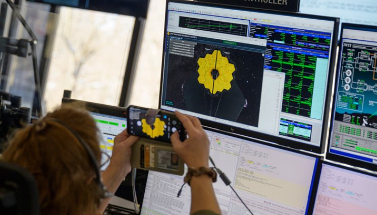 los equipos de ingeniería del Centro de Operaciones de la Misión del Telescopio Espacial James Webb de la NASA en el Instituto de Ciencias del Telescopio Espacial en Baltimore, Maryland, monitorean el progreso a medida que el segundo ala del espejo principal del observatorio gira a su posición.
