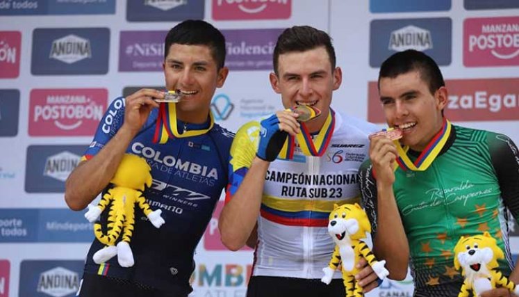 Germán D. Gómez (centro), medallista de oro, Andrés Mancipe (izquierda) presea de plata, y Frank Flórez, medalla de bronce