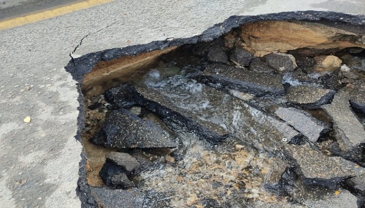 Un cráter se presentó sobre la avenida Francisco Fernández de Contreras.