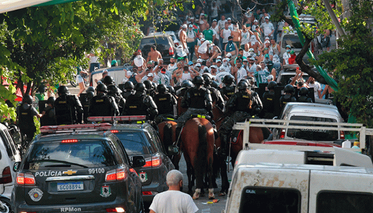 Hinchas de Palmeiras se enfrentan con la policía en Sao Paulo tras derrota contra Chelsea