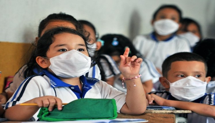 Niños con tapabocas