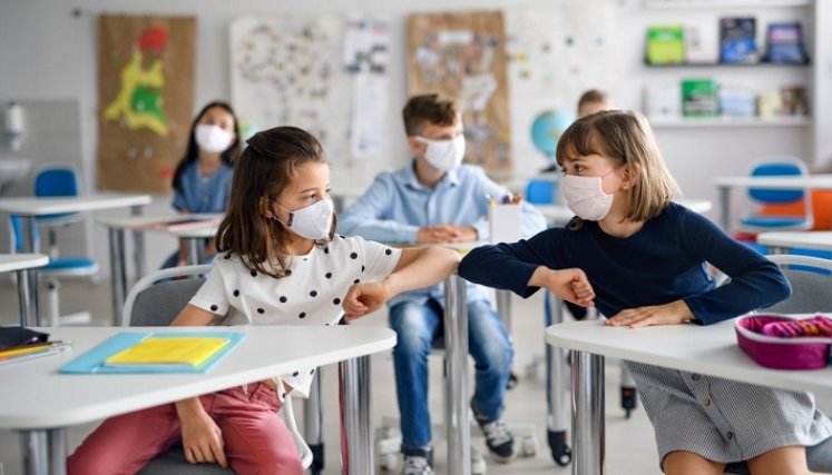 Niños con tapabocas