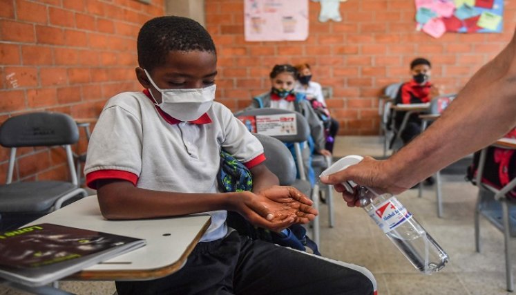 Niños con tapabocas