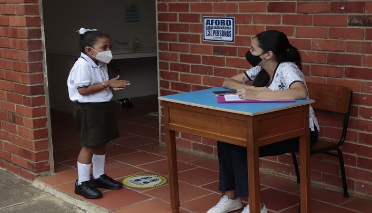 Niña con tapabocas