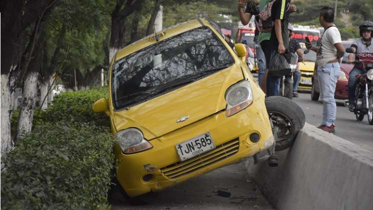 El taxi terminó en el paso peatonal.