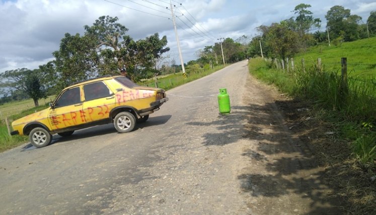 Ayer amaneció bloqueada la vía Cúcuta-Tibú, en el sector de Río Nuevo, por un supuesto carro bomba y un aparente cilindro bomba.