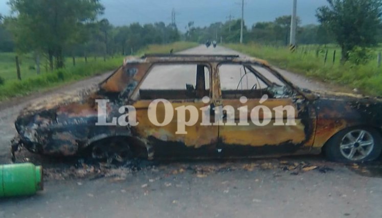 Incineraron el supuesto carro bomba que bloqueaba la vía a Tibú./Foto: cortesía