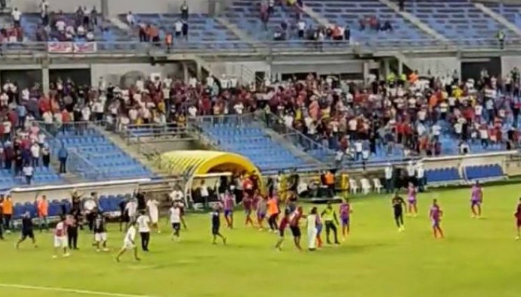 Hinchas ingresan al campo del Estadio Sierra Nevada de Santa Marta, para agredir a los jugadores. 