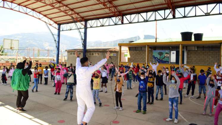 Con canciones se invita a los estudiantes mantener las medidas de bioseguridad.  Foto: Cortesía/La Opinión.