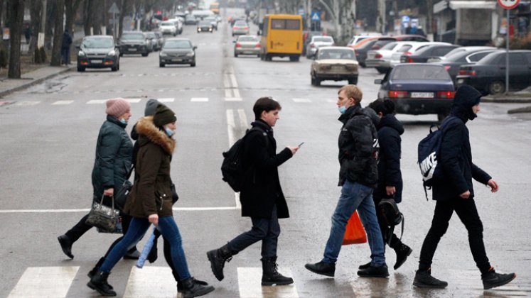 Los transeúntes caminan en un paso de peatones en la ciudad ucraniana de Kramatorsk, a unos 50 kilómetros de la línea del frente con los separatistas respaldados por Rusia. / Foto: AFP