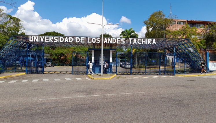 19 rutas estudiantiles están paradas en los estacionamientos, porque los carros no tienen cauchos, baterías, ni repuestos. /Foto: Cortesía 
