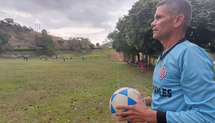 El profesor Álvaro Quintero, contó con la fortuna del trasplante del corazón. Ahora practica el fútbol sin problema alguno./ Fotos especiales