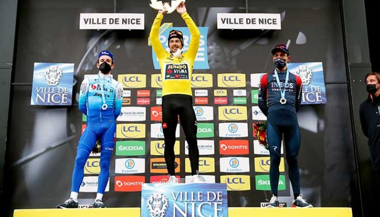El colombiano Daniel Felipe Martínez (Ineos Grenadiers), primero a la derecha tuvo un merecido tercer lugar. 