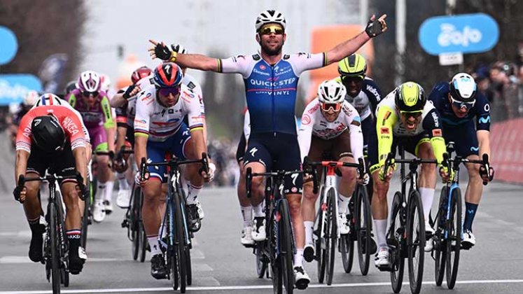 El ciclista británico Mark Cavendish demolió en el embalaje a sus rivales.