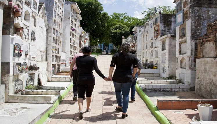 Familias visitando el Cementerio Central. / Foto: 