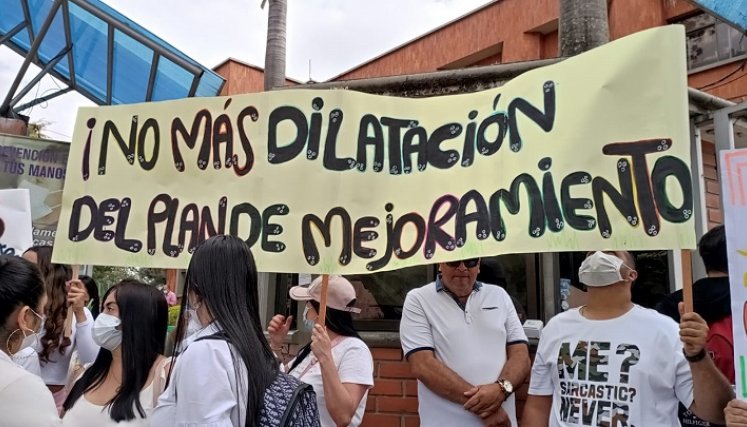 Las fuerzas vivas reclaman claridad meridiana sobre el manejo administrativo y financiero del Hospital Regional Emiro Quintero Cañizares durante la intervención de la Superintendencia Nacional de Salud. Si no existe una explicación concreta se estarán encadenando en las puertas del centro asistencial. / Foto: Cortesía / La Opinión 