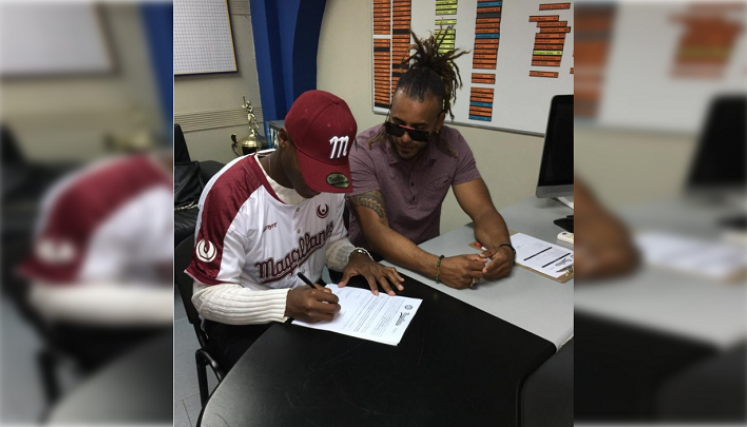 Jesús Javier Mosquera firma su primer contrato como beisbolista profesional.