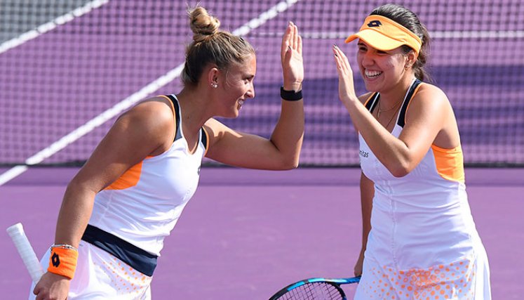 Panna Udvardy y Camila Osorio en dobles del WTA de Gudalajara. 