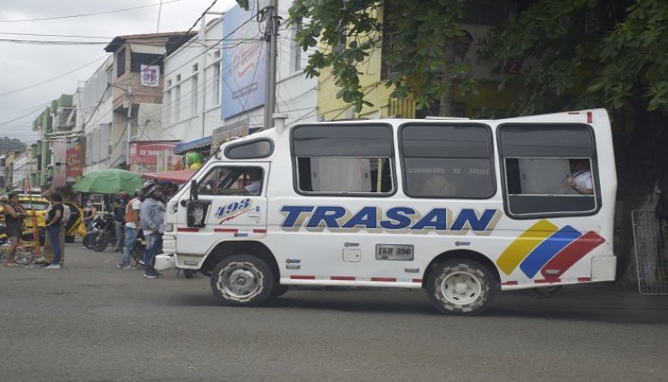 Crean ruta para combatir el transporte informal en Cúcuta y su área metropolitana Algunas busetas están prestando rutas que no están autorizadas por el AMC. / Foto: Pablo Castillo / La Opinión