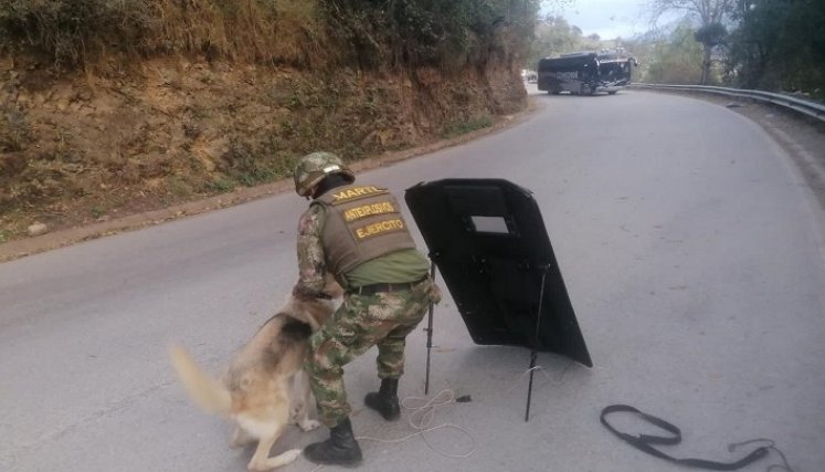 Ejército neutralizó explosivo que estaba bajo un bus en vía de Chitagá./Foto: cortesía