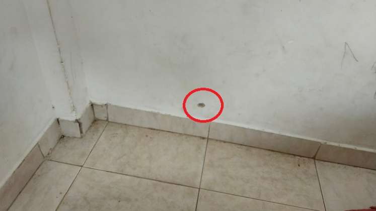 En la pared de la casa, quedaron huecos de disparos.