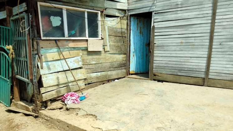 En la puerta azul vivía la víctima y en la puerta verde, el presunto homicida.