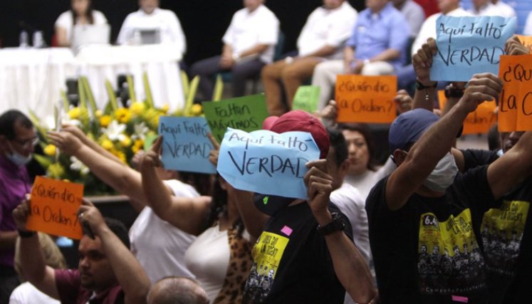 Familiares protestaron en medio de la audiencia /La Opinión 