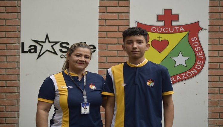 El joven acompañado de la profesora Sandra Albarracín. / Foto: Pablo Castillo / La Opinión 